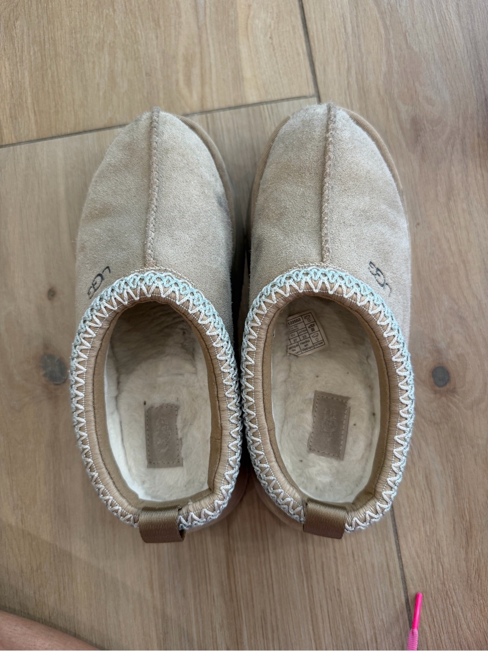UGGS - Picture 4 of 12